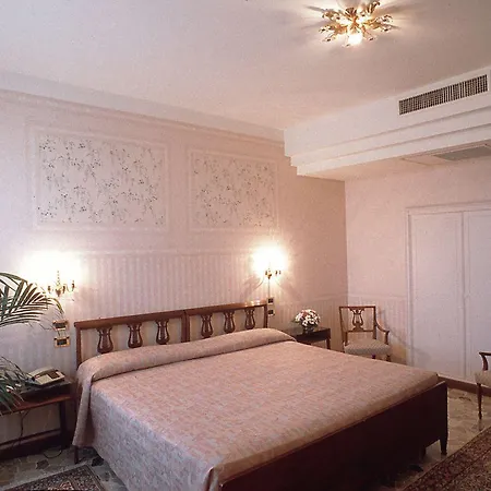 호텔 아스트라 4*