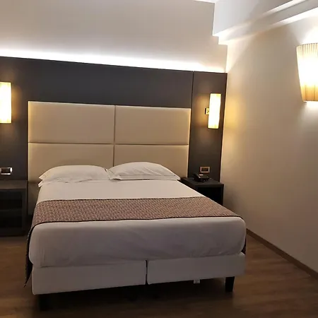 מלון Astra פררה