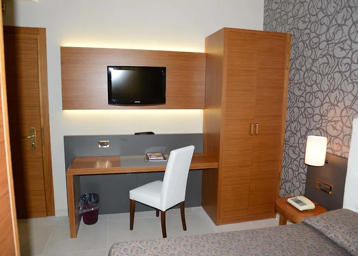 Astra מלון פררה